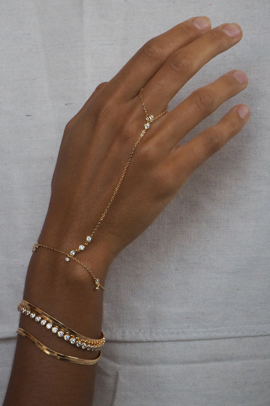 LILI CLASPE ANAIS HAND CHAIN