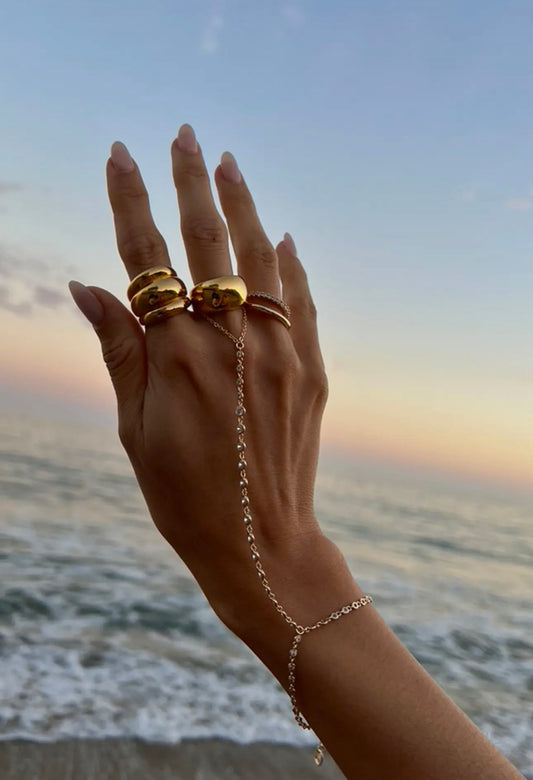 LILI CLASPE CICI HAND CHAIN
